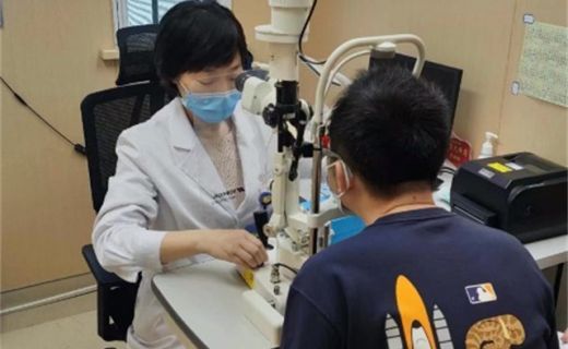 青年报·青春上海：近视和老花会叠加？眼科专家：42-44岁左右为发病高峰