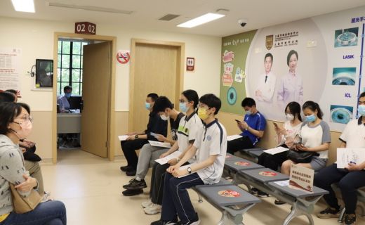 上观新闻：沪上医院迎学生“摘镜潮”，专家提醒近视手术并非人人可做