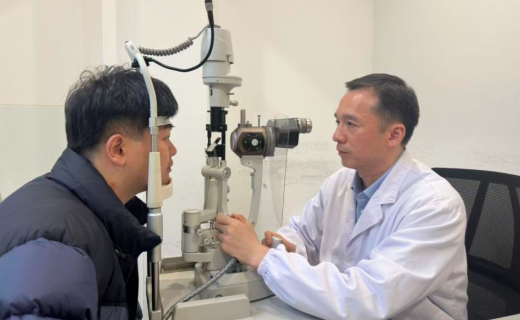 澎湃新闻：哪些人在看“眼疲劳老花门诊”？中青年是主力，有人35岁就“老花”了