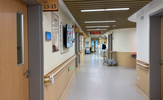 澎湃新闻：住院仅三四个小时、需求却远超预期，一家眼科医院的“免陪照护”探索